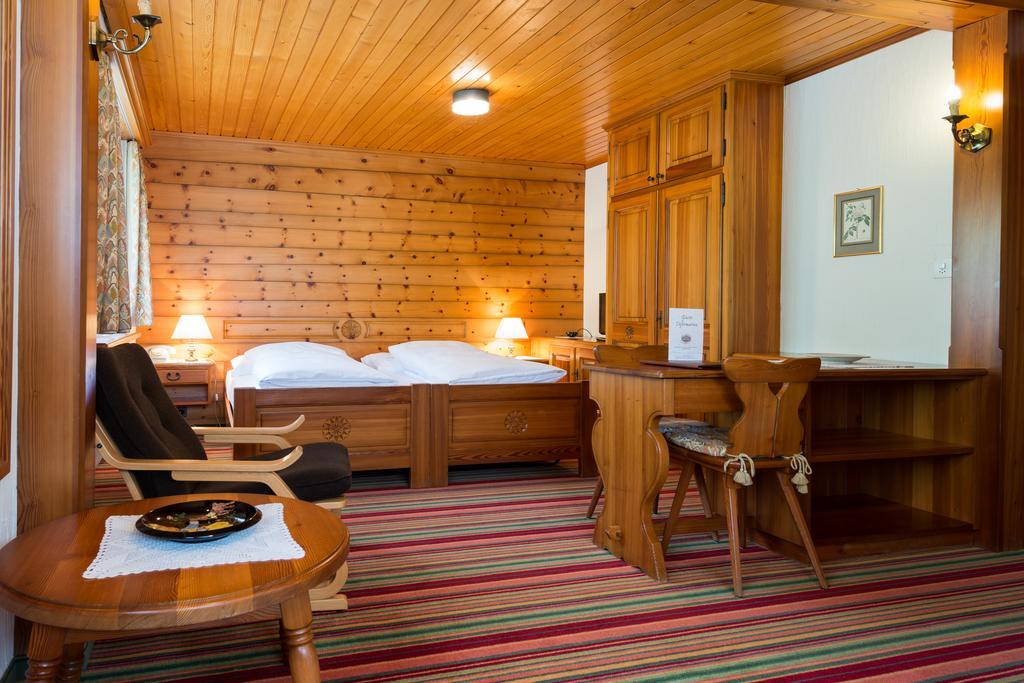 Swiss Chalet-Style Hotel Walliser Spycher 리더알프 외부 사진